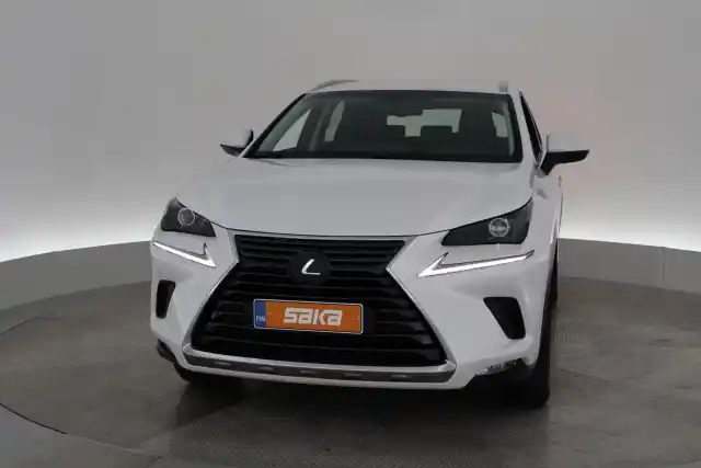 Valkoinen Maastoauto, Lexus NX – VAR-14807