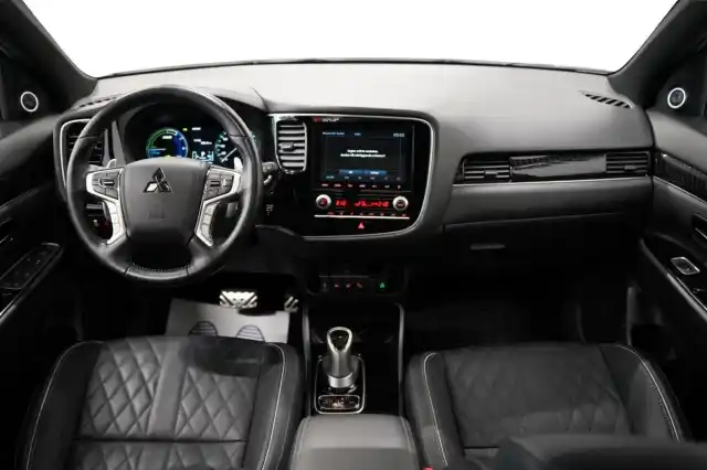 Valkoinen Maastoauto, Mitsubishi Outlander PHEV – VAR-14807