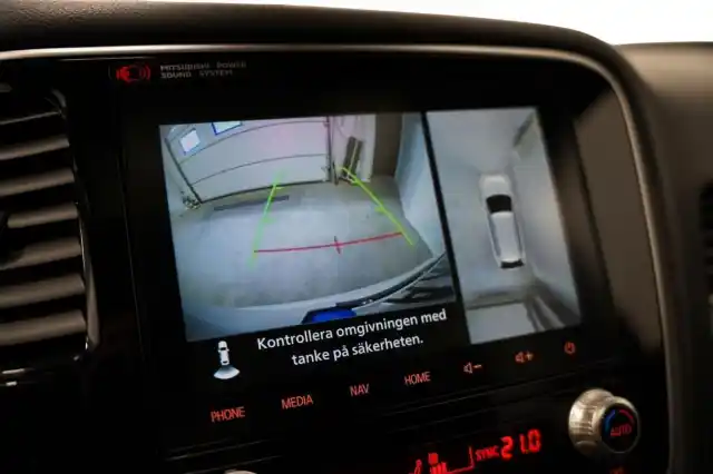 Valkoinen Maastoauto, Mitsubishi Outlander PHEV – VAR-14807