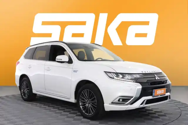 Valkoinen Maastoauto, Mitsubishi Outlander PHEV – VAR-14807