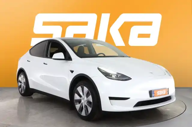 Valkoinen Maastoauto, Tesla Model Y – VAR-14812