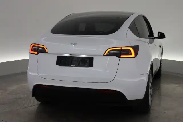 Valkoinen Maastoauto, Tesla Model Y – VAR-14812