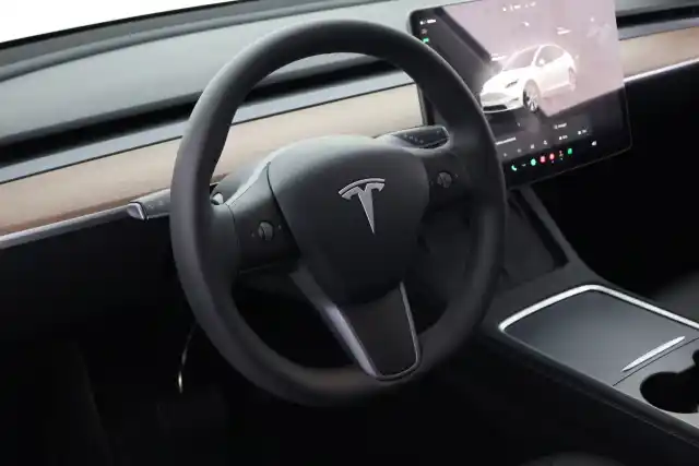 Valkoinen Maastoauto, Tesla Model Y – VAR-14812