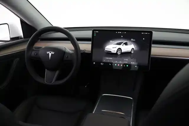 Valkoinen Maastoauto, Tesla Model Y – VAR-14812