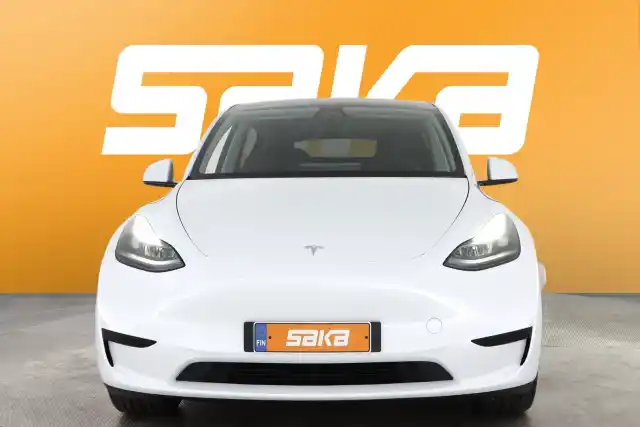 Valkoinen Maastoauto, Tesla Model Y – VAR-14812