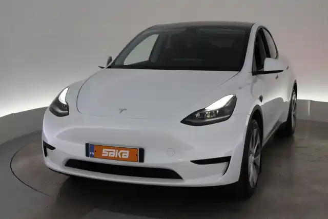 Valkoinen Maastoauto, Tesla Model Y – VAR-14812