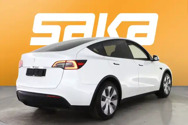 Valkoinen Maastoauto, Tesla Model Y – VAR-14812