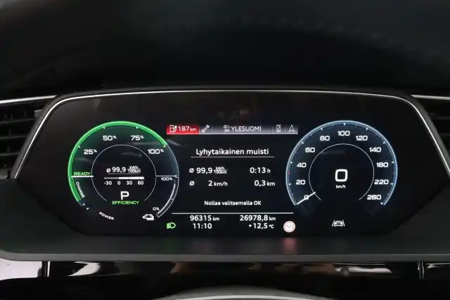 Harmaa Maastoauto, Audi e-tron – VAR-14817