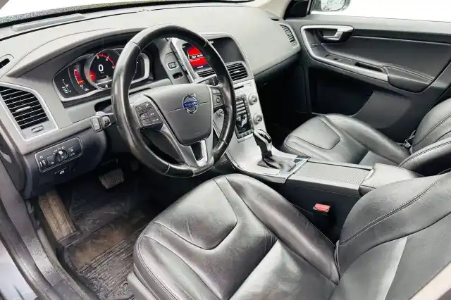 Harmaa Maastoauto, Volvo XC60 – VAR-14935