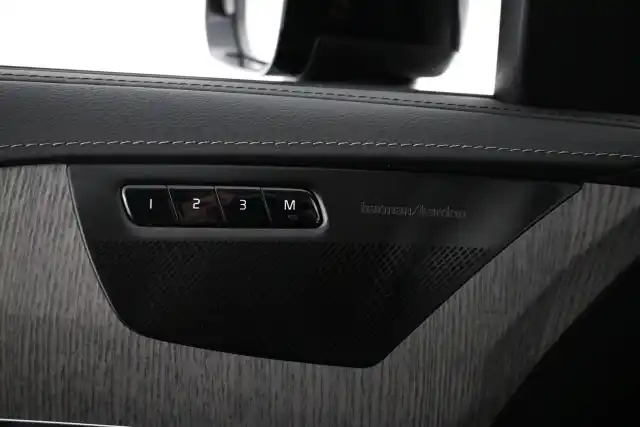 Musta Maastoauto, Volvo XC90 – VAR-15051