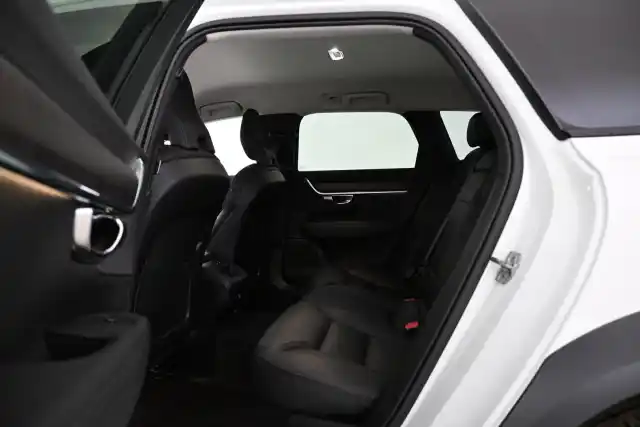Valkoinen Farmari, Volvo V90 Cross Country – VAR-15099