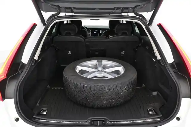 Valkoinen Farmari, Volvo V90 Cross Country – VAR-15099