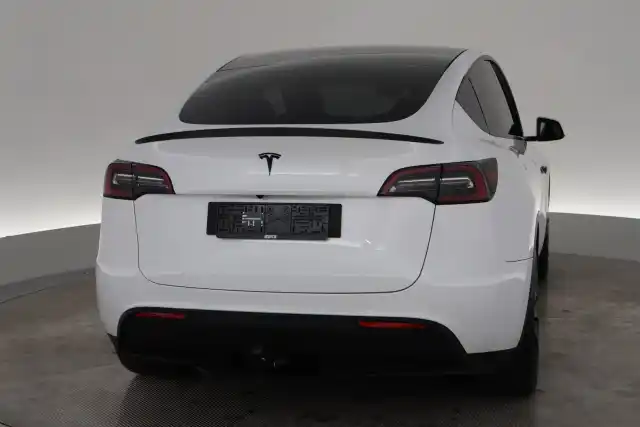 Valkoinen Maastoauto, Tesla Model Y – VAR-15100