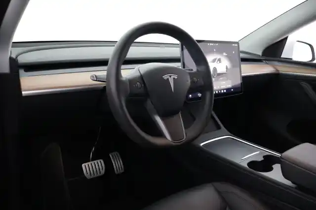 Valkoinen Maastoauto, Tesla Model Y – VAR-15100