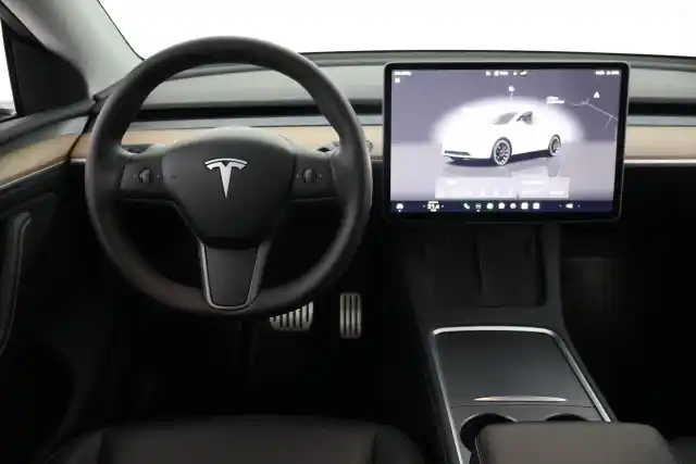 Valkoinen Maastoauto, Tesla Model Y – VAR-15100