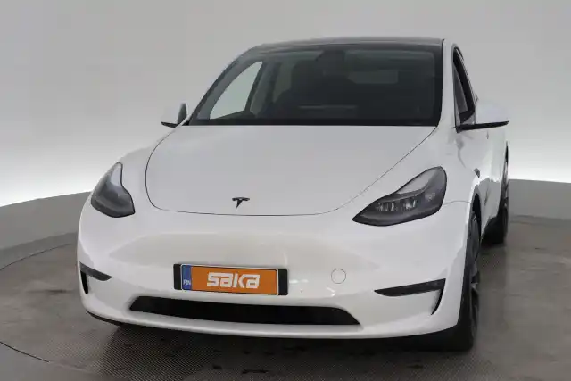 Valkoinen Maastoauto, Tesla Model Y – VAR-15100