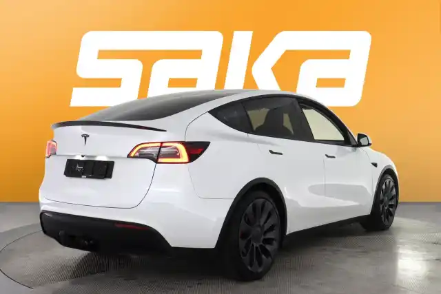 Valkoinen Maastoauto, Tesla Model Y – VAR-15100