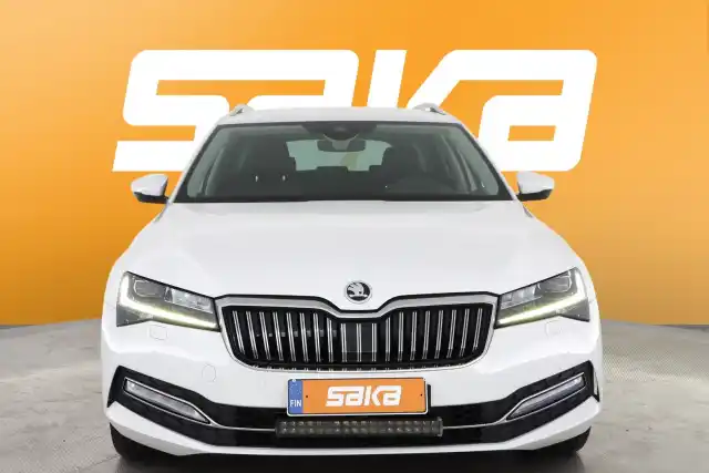 Valkoinen Farmari, Skoda Superb – VAR-15114