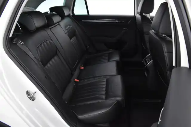 Valkoinen Farmari, Skoda Superb – VAR-15114
