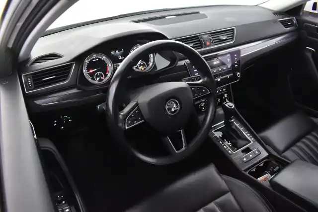 Valkoinen Farmari, Skoda Superb – VAR-15114