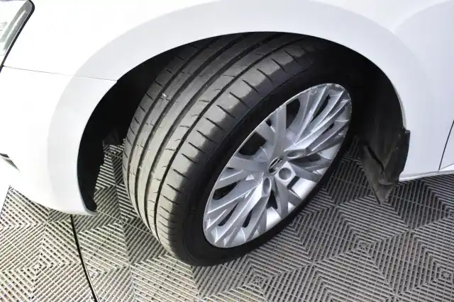 Valkoinen Farmari, Skoda Superb – VAR-15114