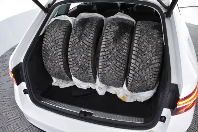 Valkoinen Farmari, Skoda Superb – VAR-15114