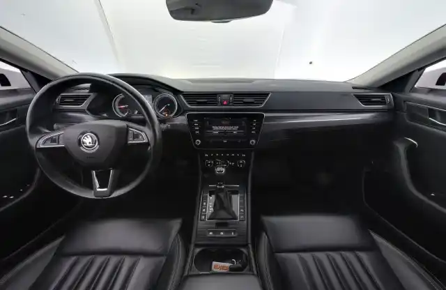 Valkoinen Farmari, Skoda Superb – VAR-15114
