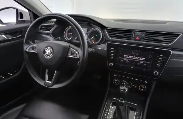Valkoinen Farmari, Skoda Superb – VAR-15114