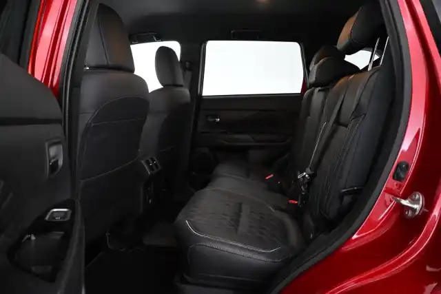Punainen Maastoauto, Mitsubishi Outlander PHEV – VAR-15172