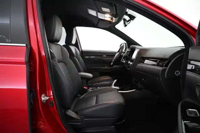 Punainen Maastoauto, Mitsubishi Outlander PHEV – VAR-15172