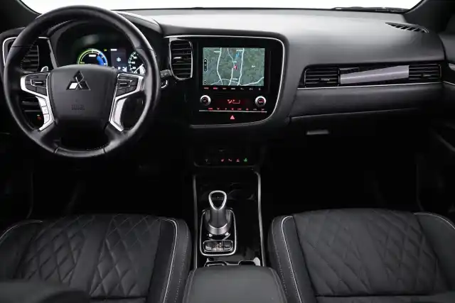 Punainen Maastoauto, Mitsubishi Outlander PHEV – VAR-15172