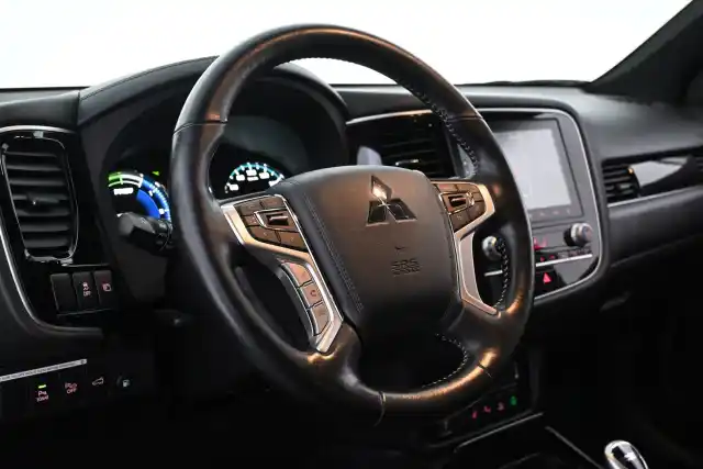 Punainen Maastoauto, Mitsubishi Outlander PHEV – VAR-15172