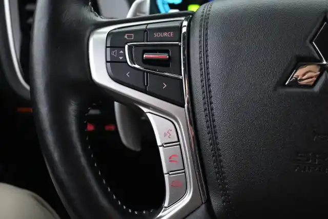 Punainen Maastoauto, Mitsubishi Outlander PHEV – VAR-15172