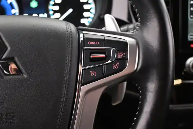 Punainen Maastoauto, Mitsubishi Outlander PHEV – VAR-15172