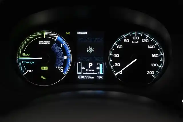 Punainen Maastoauto, Mitsubishi Outlander PHEV – VAR-15172