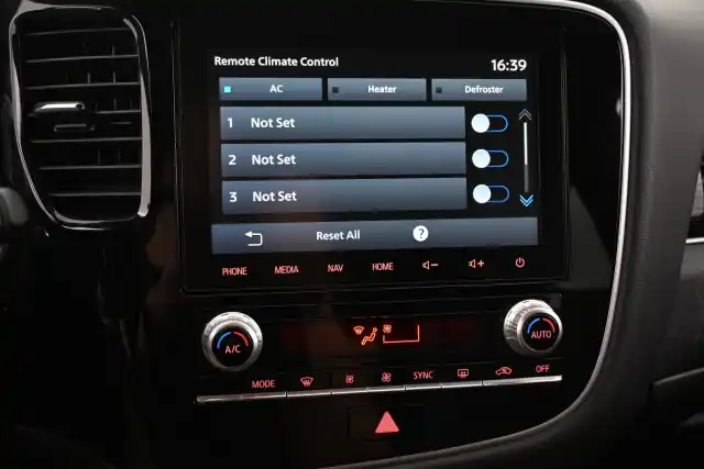 Punainen Maastoauto, Mitsubishi Outlander PHEV – VAR-15172