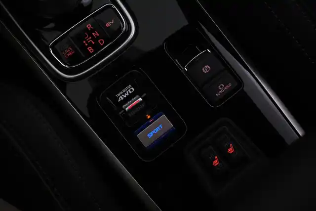 Punainen Maastoauto, Mitsubishi Outlander PHEV – VAR-15172
