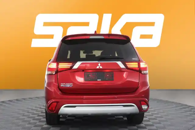 Punainen Maastoauto, Mitsubishi Outlander PHEV – VAR-15172