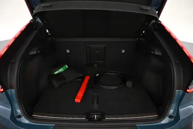 Sininen Maastoauto, Volvo C40 – VAR-15413