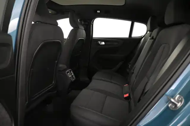 Sininen Maastoauto, Volvo C40 – VAR-15413