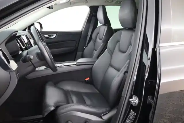 Musta Maastoauto, Volvo XC60 – VAR-15445
