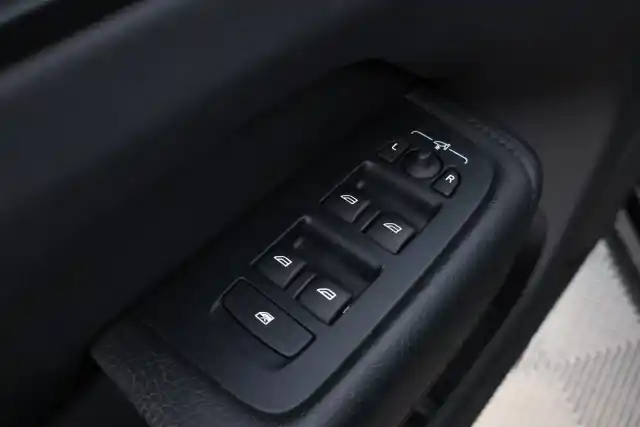 Musta Maastoauto, Volvo XC60 – VAR-15445