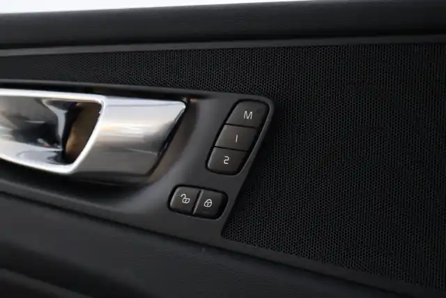 Musta Maastoauto, Volvo XC60 – VAR-15445