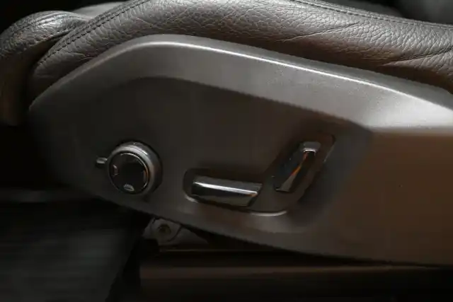 Musta Maastoauto, Volvo XC60 – VAR-15445