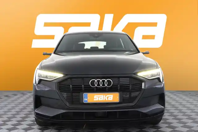 Harmaa Maastoauto, Audi e-tron – VAR-15957