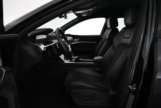 Harmaa Maastoauto, Audi e-tron – VAR-15957