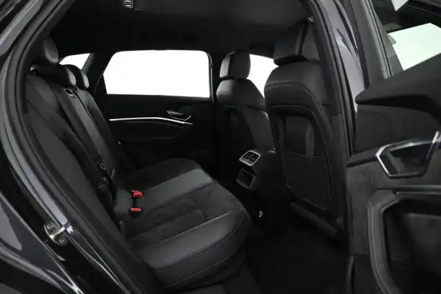 Harmaa Maastoauto, Audi e-tron – VAR-15957