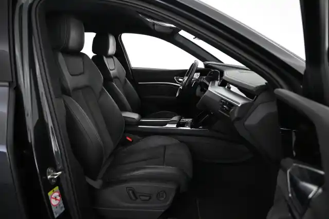 Harmaa Maastoauto, Audi e-tron – VAR-15957