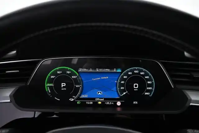 Harmaa Maastoauto, Audi e-tron – VAR-15957