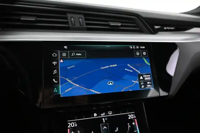 Harmaa Maastoauto, Audi e-tron – VAR-15957